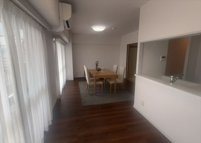 【居間・リビング】 | サンヴェール橋本ツインタワー2 | リビングの間取りの種類は大きくわけてリビングとダイニングが別になっているタイプ、リビングダイニング一体型です。どちらも一長一短ですので、家を選ぶ時はその両面をチェックして決めるようにしましょう。
