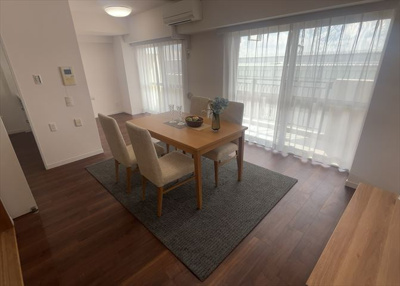 【居間・リビング】 | サンヴェール橋本ツインタワー2 | 直線タイプはLとDKを一直線に並べた形で対面キッチンのタイプです。一般的なのでよく見かけるかもしれません。直線タイプに似た直接アイランドタイプは、キッチンとダイニングの間に壁がない分広く感じられます。