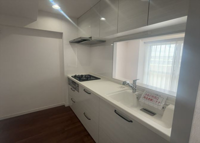 【キッチン】 | サンヴェール橋本ツインタワー2 | 標準的なシステムキッチンの横幅は、165cm～300cm程度です。2100・2400・2550・2700などミリ単位で表記されます。普段どのように料理をするのかを想定しながら合ったサイズを選びましょう