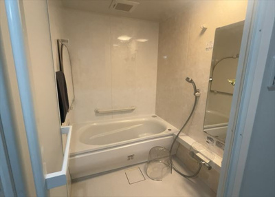 【浴室】 | サンヴェール橋本ツインタワー2 | 入浴時の快適さも大事なことですが、綺麗な状態を維持できなければ気持ちよく入浴できません。毎日の掃除が楽という点は大事なポイントになります！カビが生えにくく掃除がしやすい、壁や浴槽を選ぶといいでしょう。