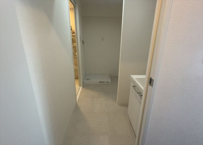 【脱衣所】 | サンヴェール橋本ツインタワー2 | 洗面脱衣所は「体を綺麗に整える場所」という目的と役割を持っています。そして便利で使い勝手のいい「体を綺麗に整える場所」にするためには、配置や動線、照明や収納計画をしっかりと検討しておく必要があります。