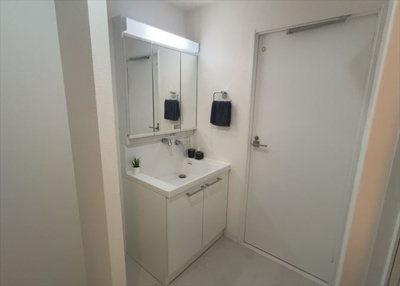 【独立洗面台】 | サンヴェール橋本ツインタワー2 | 洗面化粧台では顔を洗ったり、身だしなみを整えることが本来の使い方ですが、用途によっては洗面化粧台に求められる機能が違ってくるため、ご自身や家族のライフスタイルに合ったものを選ぶことをおすすめ致します。