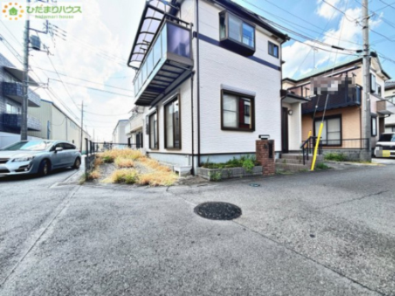 上尾市上尾下　中古一戸建ての前面道路含む現地写真