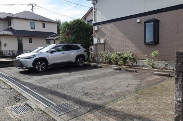 フォレストヒルズの駐車場