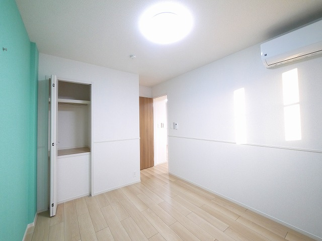 フォレ・リヴィエールⅡの居間・リビング|こちらのリビングで趣味の時間をお楽しみください