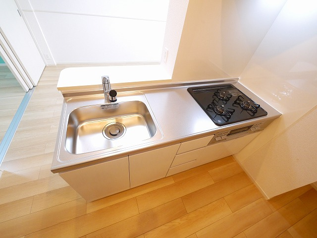 フォレ・リヴィエールⅡのキッチン|コンパクトなキッチンで掃除もラクラク