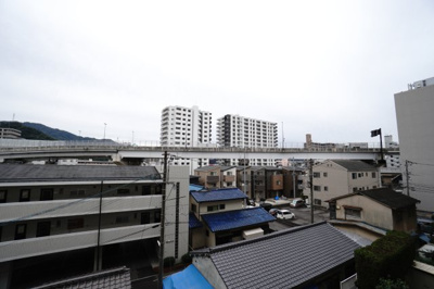 【展望】 | 【上質リノベ】サンシティ海田 | 【四季を感じる】
四季の移ろい・爽やかな青空や風を感じられ
自然を愉しめるパノラマビュー。
毎日の暮らしに余裕を感じさせてくれる、
遮る物の無い開放的な眺望を是非、ご堪能ください。