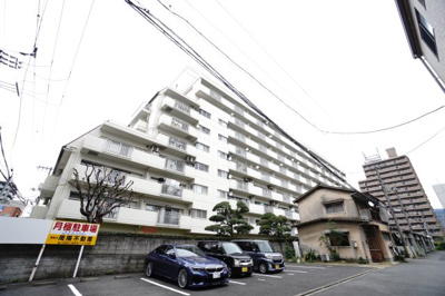 【外観】 | 【上質リノベ】サンシティ海田 | 【耐震性】
耐震性の高さを判断するポイントは、
建築確認申請日が1981年6月1日以降の
新耐震基準に適合しているかどうか。
震度６程度の大地震でも
建物が崩壊しないレベルが基準になりました。