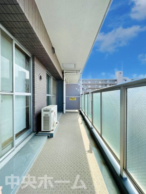 【バルコニー】 | コスモお花茶屋三番館 | 【バルコニー】幅もあって、奥行きもあるゆとりのバルコニー。洗濯物を干したり乾かしたりだけでなく、ただ出てみるだけでも気持ちいいですよ。