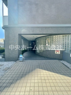  | コスモお花茶屋三番館 | 【エントランス】マンションのエントランスは、その物件の印象を決める、顔とも言える場所です。毎日通る場所ですからきれいなのが一番です。エントランス内はオートロックですので暮らしの安全も確保されています。