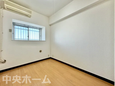 【寝室】 | コスモお花茶屋三番館 | 【寝室】心と体をゆったりと安らげる主寝室。寝室のゆとりが大きい分だけ、暮らしの安らぎは深まります。一日の疲れを癒すだけでなく、ご夫婦の親密な語らいを紡ぎ出します