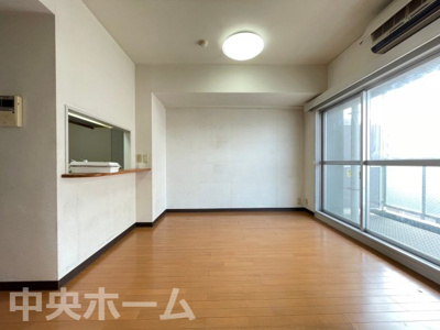 【キッチン】 | コスモお花茶屋三番館 | 視界に広がりを生むオープンなキッチン。料理や片付けをしながら、家族との会話を楽しんだり、リビングで遊ぶ子どもを見守れます。ご見学時には家具の配置などもイメージしながらぜひご覧になって見て下さい。