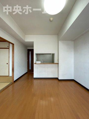 【ダイニング】 | コスモお花茶屋三番館 | 【ダイニング】忙しい朝でも、しっかり家族が揃って食事をして頂けるゆとりある大きさのダイニングスペース。奥様が作る手料理をカウンター越しに受けとって頂き、テーブルで囲む素敵な時間を存分に愉しんで下さい。