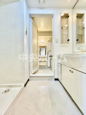 【脱衣所】 | コスモお花茶屋三番館 | 【洗面所】明るい洗面所は朝をすっきりさせてくれる空間です。バタバタしている忙しい朝でも収納が多い洗面台では短い時間で効率良く支度ができます。