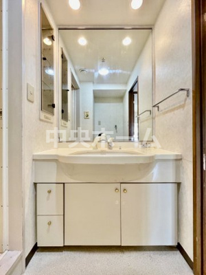 【独立洗面台】 | コスモお花茶屋三番館 | 【洗面化粧台】洗面化粧台には三面鏡を採用。身だしなみを整えやすい事はもちろんですが、鏡の後ろに収納スペースを設ける事により、散らかりやすい洗面スペースをすっきりさせる事が出来るのも嬉しいですね