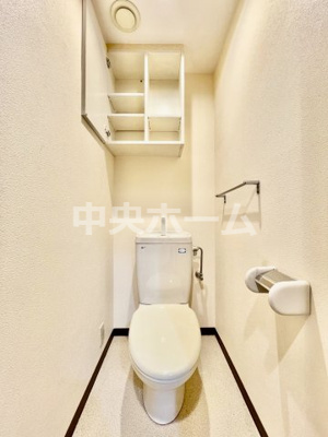 【トイレ】 | コスモお花茶屋三番館 | 【トイレ】 収納スペースをしっかりと確保した温水洗浄便座機能付きトイレ。温水洗浄便座は清潔にお使いいただくための大切なアイテムです。