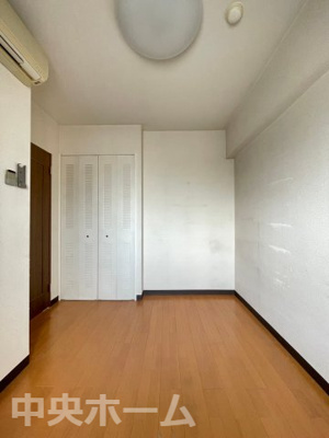 【洋室】 | コスモお花茶屋三番館 | 【洋室】快適に過ごす条件は、一人ひとり違います。だからこそ飾り過ぎないシンプルな内装と偏り過ぎないデザインで統一しております。居住していく中でオーナー様だけの【マイホーム】に創り上げて下さい