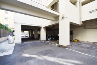 【駐車場】 | マンションの駐車場スペース。空きの有無や駐車料金、サイズ規定などについては、改めてお問い合わせください。～即日のご見学可能～　お問合せはお気軽にどうぞ。