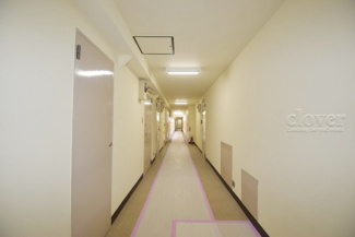 【その他共用部分】 | 風雨が入ってこない内廊下設計。雨の日に体が濡れないという以外にも、共用部の劣化が進みにくいため、修繕の負担が軽くなるのもうれしいポイント。～即日のご見学可能～　お問合せはお気軽にどうぞ。