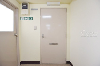 【その他共用部分】 | 皆様をお迎えする、お部屋の玄関ドア。開けやすさや開放角度、ドアノブの操作しやすさや鍵の形状などを、現地で一度ご確認ください。～即日のご見学可能～　お問合せはお気軽にどうぞ。