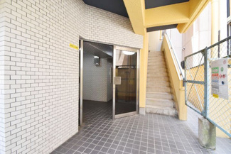 【エントランス】 | マンションの正面エントランス。出入りする人間を癒してくれるマンション入り口であり、その建物の「顔」でもあります。～即日のご見学可能～　お問合せはお気軽にどうぞ。