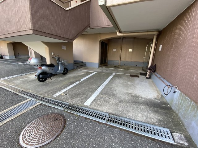 ネオハイツ垂水の駐車場