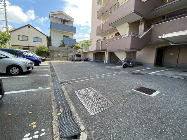 ネオハイツ垂水の駐車場