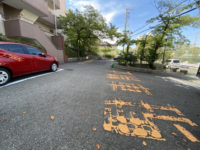 ネオハイツ垂水の駐車場