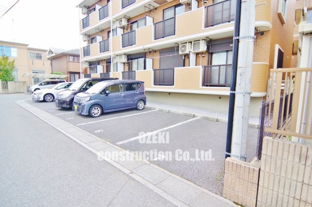 ローレル南越谷の駐車場