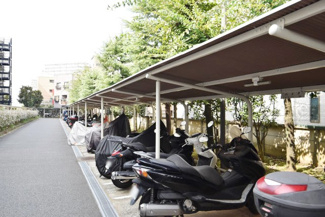 【駐車場】 | バイク置き場。空き区画の有無や駐輪料金、サイズおよび排気量規定などについては、改めてお問い合わせください。～即日のご見学可能～　お問合せはお気軽にどうぞ。
