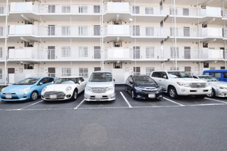 【駐車場】 | マンションの駐車場スペース。空きの有無や駐車料金、サイズ規定などについては、改めてお問い合わせください。～即日のご見学可能～　お問合せはお気軽にどうぞ。