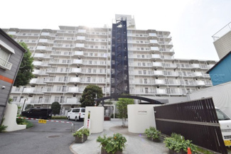 【外観】 | 青空によく映える建物です。手入れの行き届いた外壁やマンション正面エントランスなど、綺麗な姿をぜひ一度、現地にてご覧ください。～即日のご見学可能～　お問合せはお気軽にどうぞ。