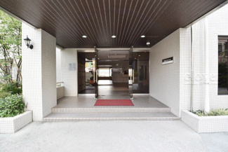 【エントランス】 | お客様を、そして住人を出迎えてくれるマンションのエントランス。ゴミが落ちていないことからも、管理状態の良さや住民の節度の高さが見て取れます。～即日のご見学可能～　お問合せはお気軽にどうぞ。
