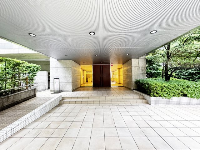 アクス御殿山のエントランス|緑豊かで、高級感溢れるエントランスがお出迎え