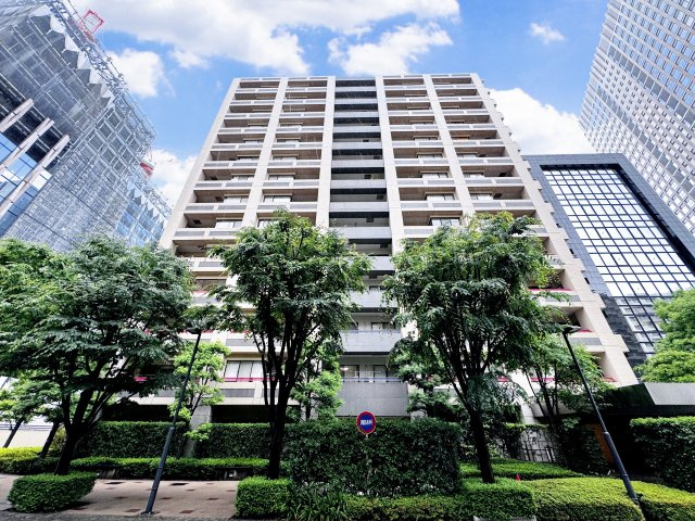 アクス御殿山の外観|赤いパイプがアクセントのモダンな外観のマンション