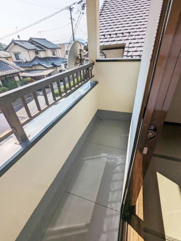 広島市安佐北区三入東2丁目　中古一戸建ての外観|カーポート付の駐車場は並列2台駐車可能