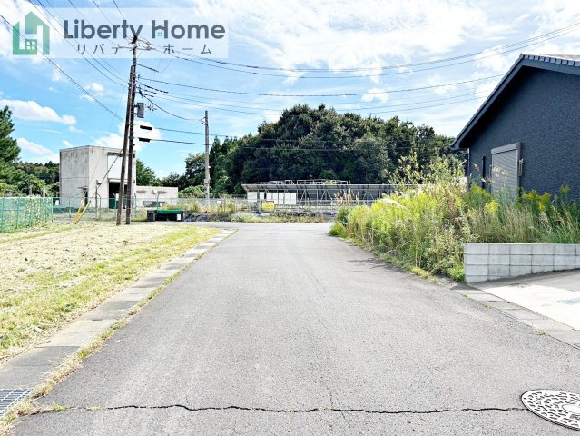水戸市鯉淵町　中古戸建の前面道路含む現地写真