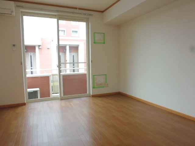 倉敷市福田町古新田のアパートの居間・リビング|洋室