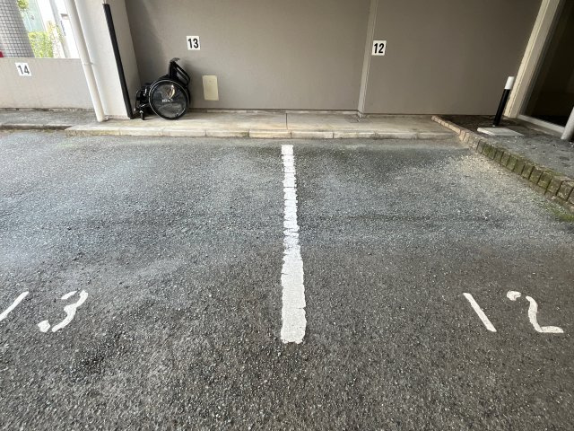 シャトー三和青山の駐車場