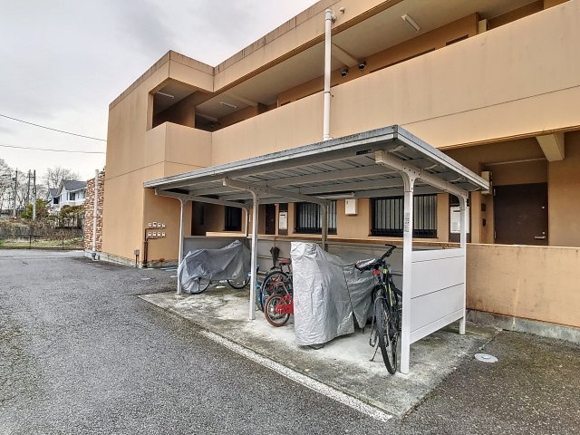 キラリ輝いて魅せようゾのその他共用部分|スーパーや駅までも近いので自転車を利用するのもいいですね！