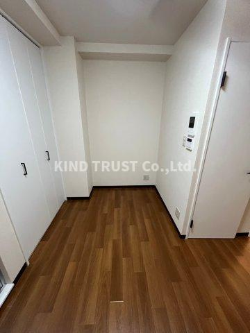 長柄エンビィハイツの居間・リビング|こちらの居間で趣味の時間をお楽しみください