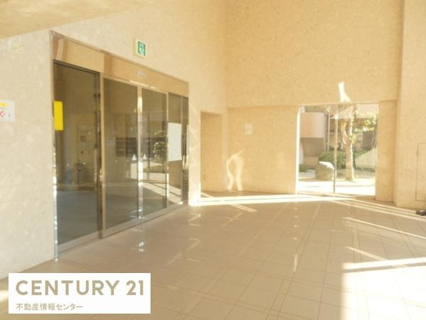 【エントランス】 | キングマンションシーブリッサ此花ウエストウイング | ルーフバルコニーが64.94平米！
ガーデニングにプールも可能！