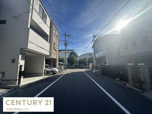 【前面道路含む現地写真】 | 春日出中２丁目　中古戸建 | 前道は幅員約8ｍで駐車もしやすいです！
