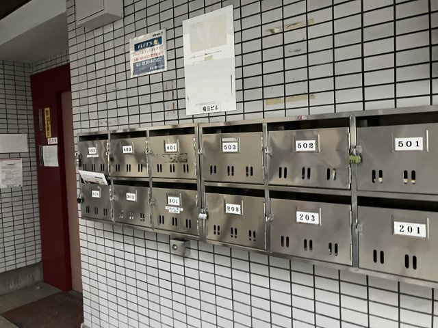 福住ビルのエントランス