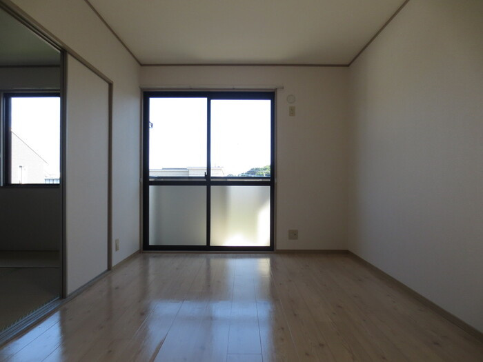 セジュールＫの居間・リビング|収納もある玄関です