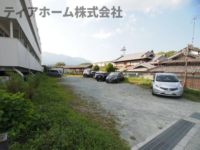 五條市住川町の賃貸マンションの駐車場