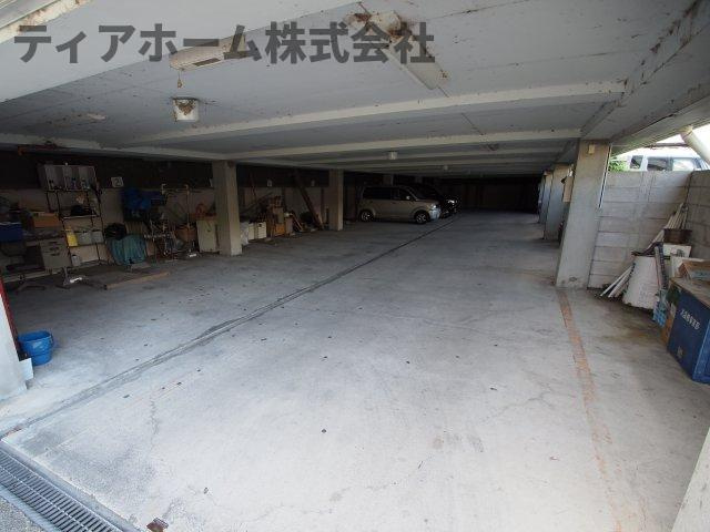 五條市住川町の賃貸マンションの駐車場
