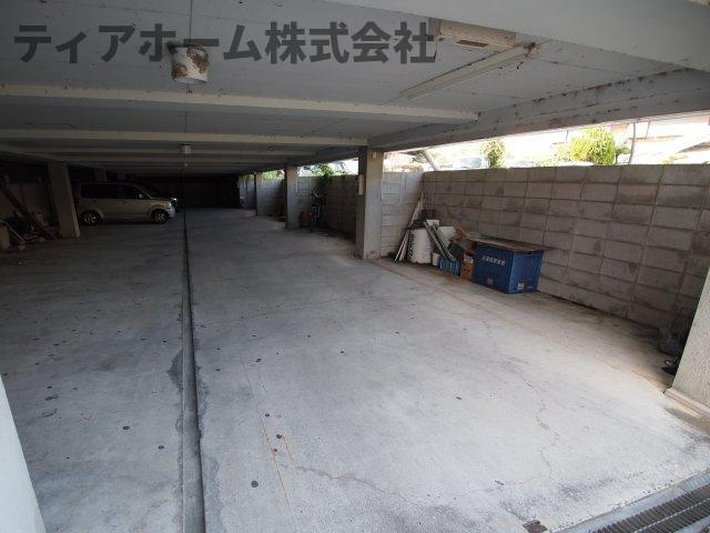 五條市住川町の賃貸マンションの駐車場