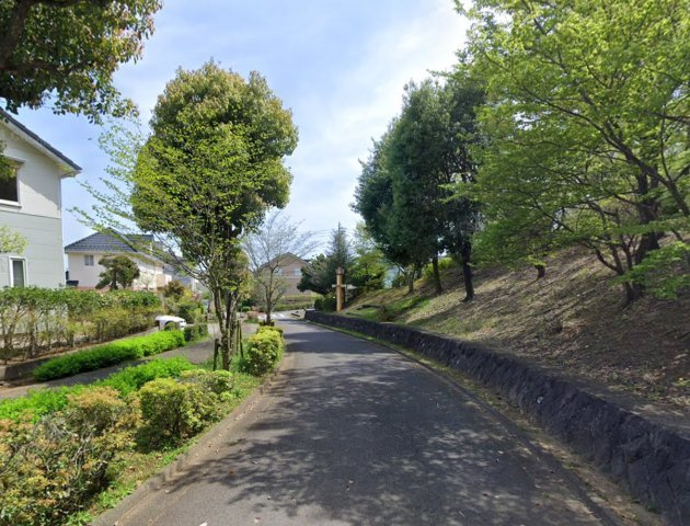 【前面道路含む現地写真】 | ○●厚木市森の里5丁目 中古戸建●○ | 自宅目の前は公園入口、お子様を連れてのお散歩やワンちゃんのお散歩、毎日のジョギングなど日々の生活が充実する住環境です！