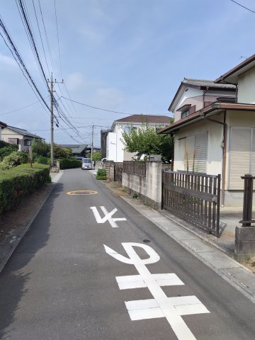 〈調整区域〉北鴻巣駅11分。住宅の建築には12号の開発許可が必要ですの前面道路含む現地写真